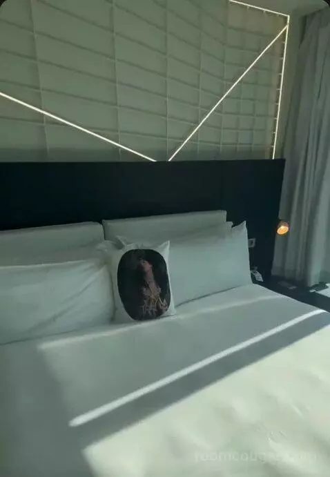 Fabulous King Room bed picture #8