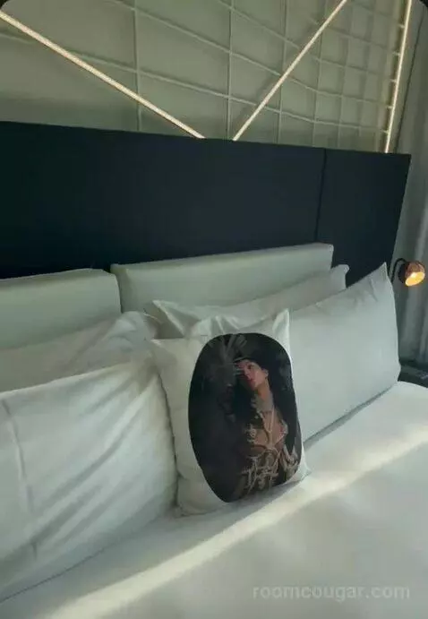 Fabulous King Room bed picture #10