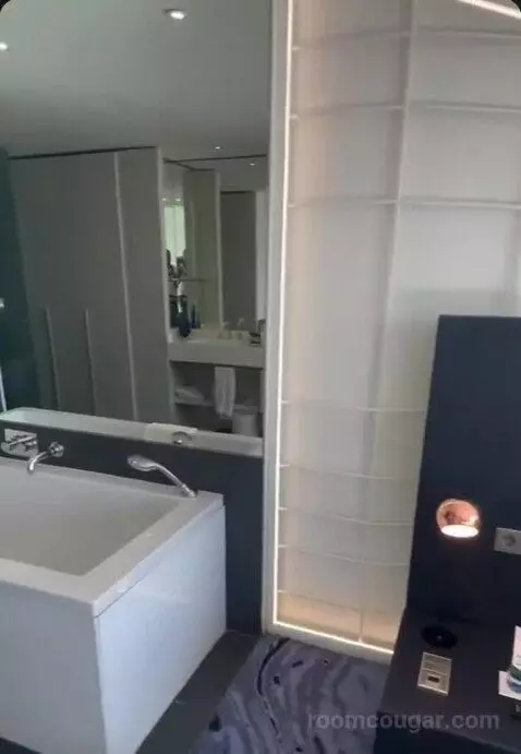 Fabulous King Room bathroom picture #2