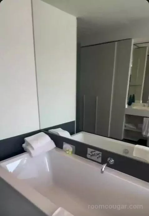 Fabulous King Room bathroom picture #4