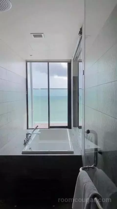 Deluxe Double Room with Sea View and Terrace with 15% Off Laundry & Selected Spa Treatments bathroom picture #10