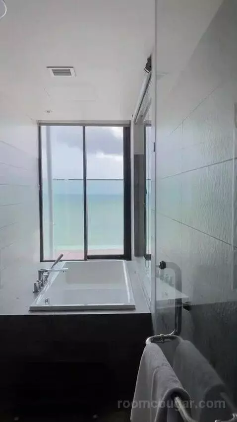 Deluxe Double Room with Sea View and Terrace with 15% Off Laundry & Selected Spa Treatments bathroom picture #11