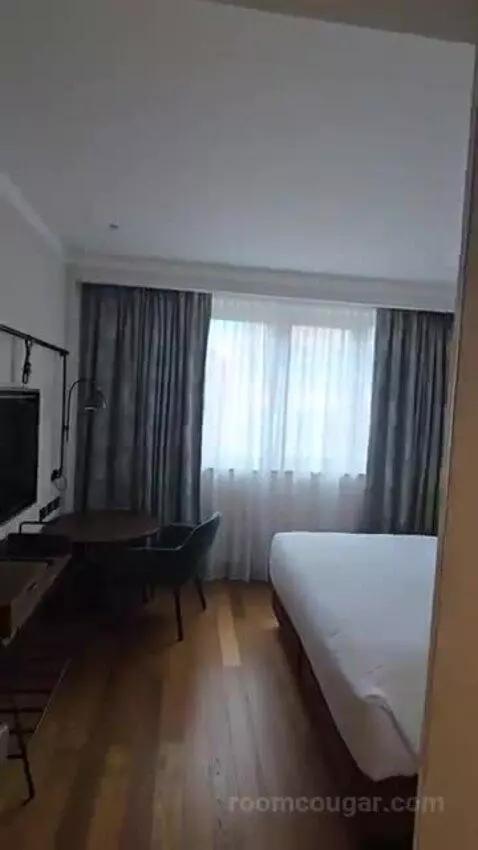 Deluxe King Room bed picture #4