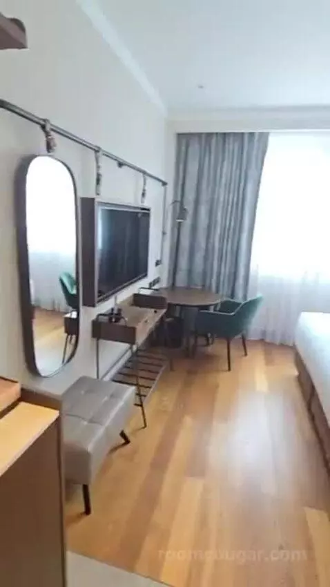 Deluxe King Room bed picture #1