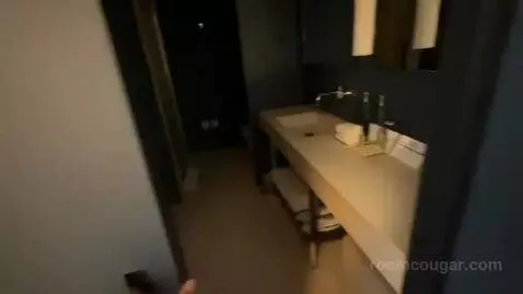 Deluxe King Room with City View bathroom picture #1