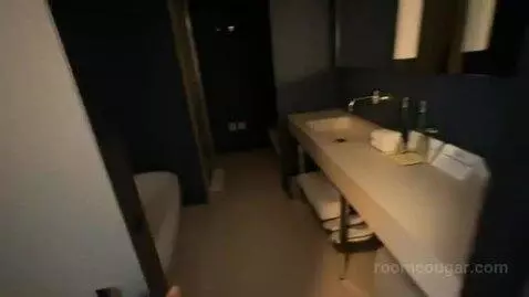 Deluxe King Room with City View bathroom picture #3