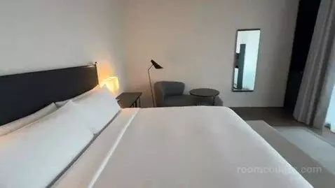 Deluxe King Room with City View bed picture #3