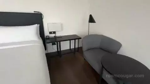 Deluxe King Room with City View bed picture #5