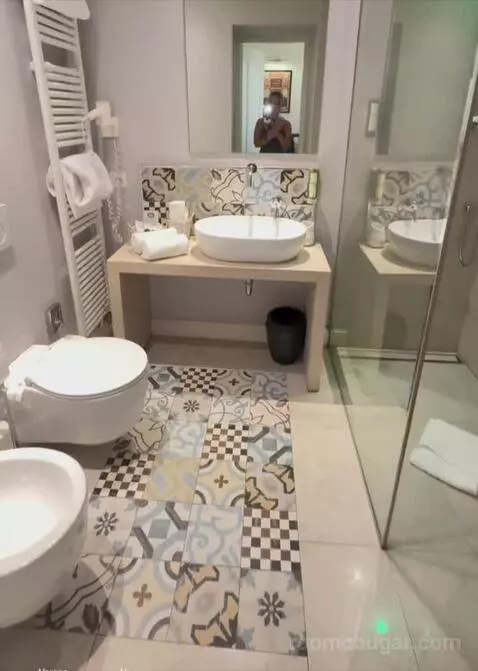 Deluxe Double bathroom picture #1