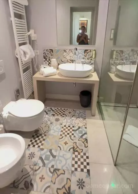 Deluxe Double bathroom picture #2