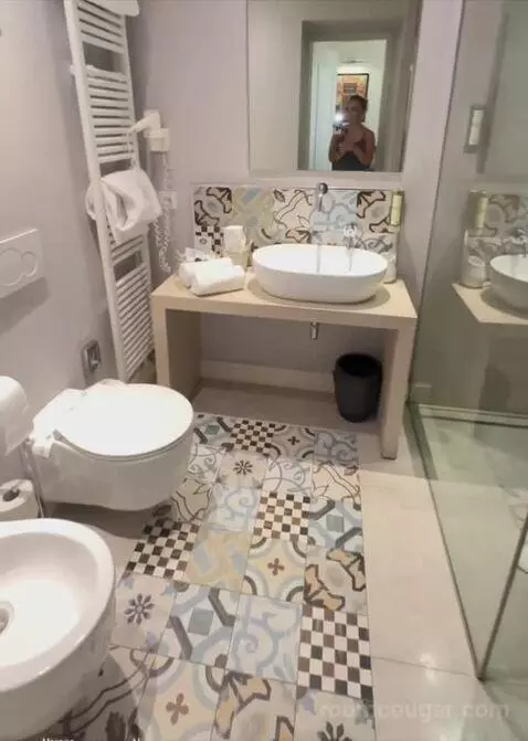 Deluxe Double bathroom picture #4