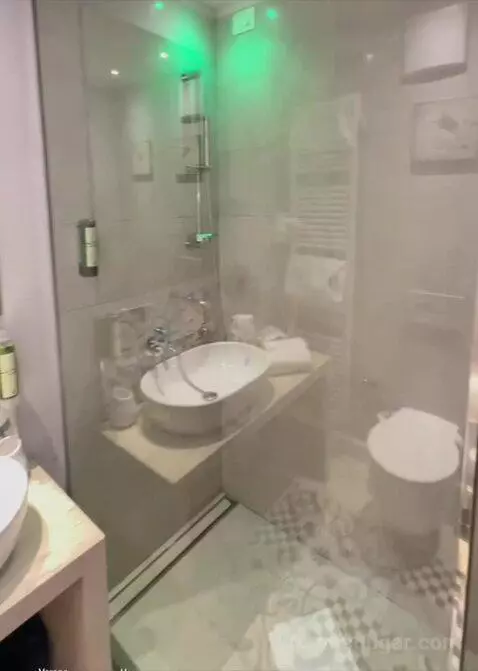 Deluxe Double bathroom picture #5