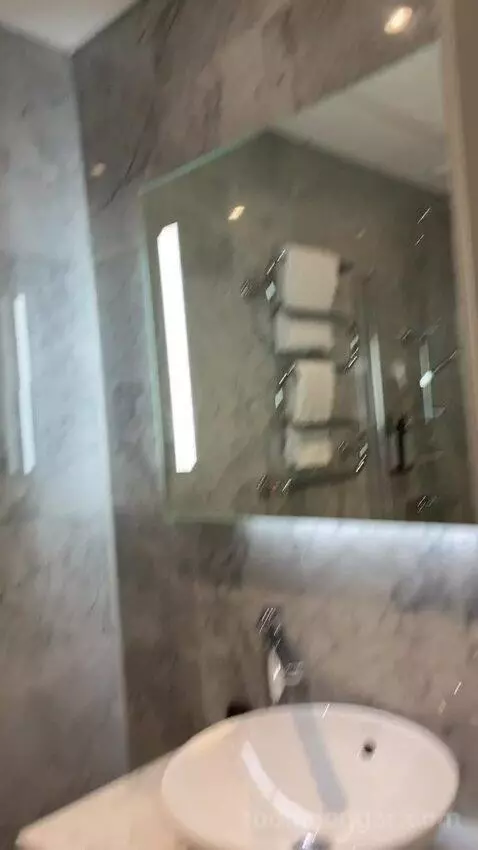 Standard Queen Room bathroom picture #3