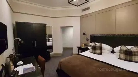 Deluxe Suite bed picture #7