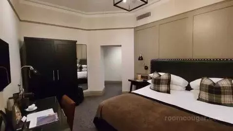 Deluxe Suite bed picture #8