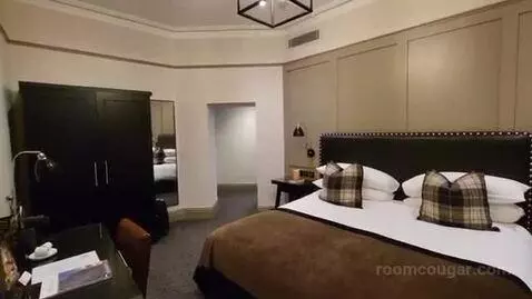 Deluxe Suite bed picture #10