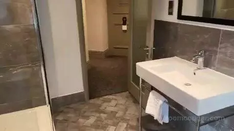 Deluxe Suite bathroom picture #7