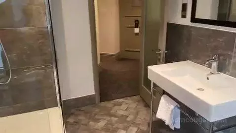 Deluxe Suite bathroom picture #8
