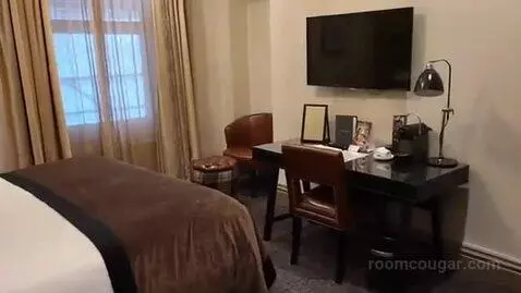 Deluxe Suite bed picture #1