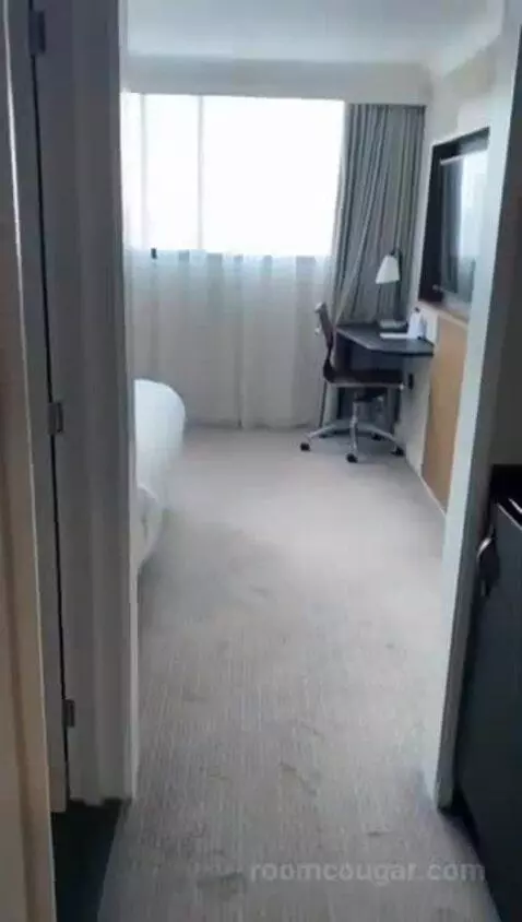 Superior King Room bed picture #1