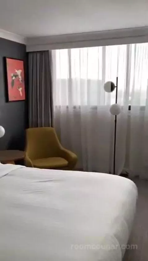Superior King Room bed picture #6