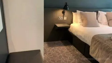 Superior King Room bed picture #4