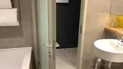 Superior King Room bathroom picture #8