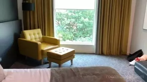 Superior King Room bed picture #7