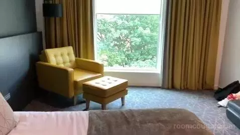 Superior King Room bed picture #8