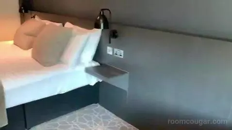 Superior King Room bed picture #9