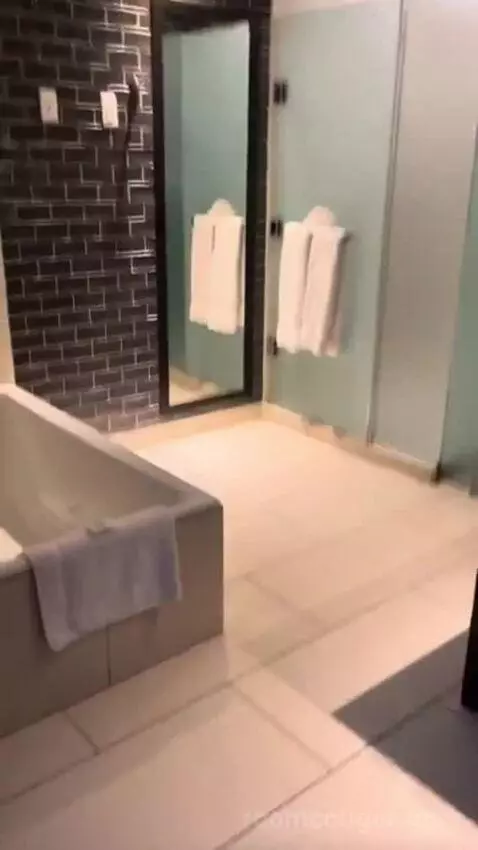 Deluxe King Room bathroom picture #7