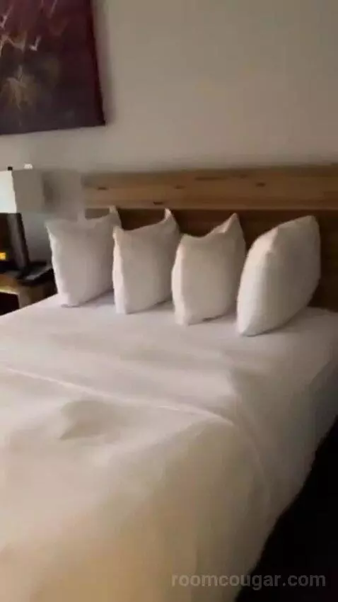 Deluxe King Room bed picture #9
