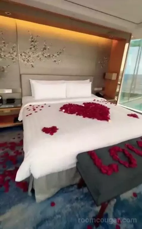 Iconic King Room with City View bed picture #4