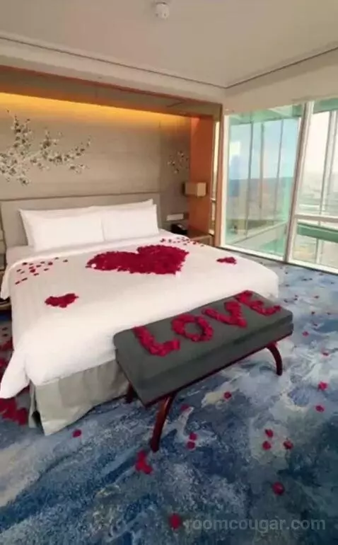 Iconic King Room with City View bed picture #5