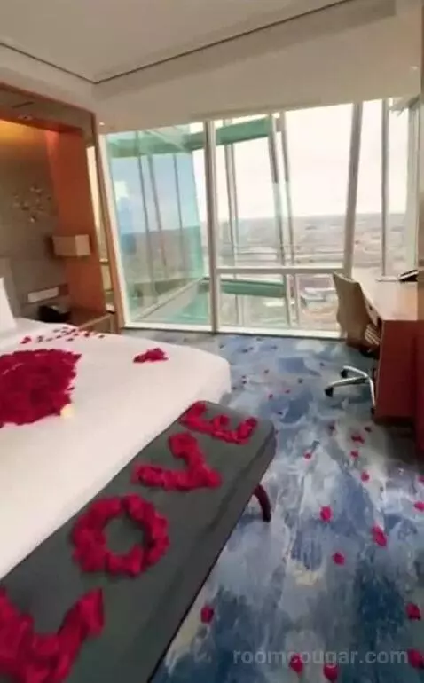 Iconic King Room with City View bed picture #6