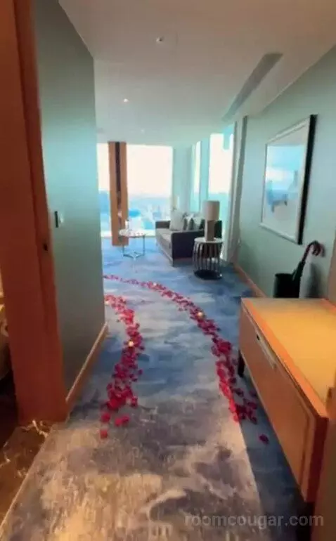Iconic King Room with City View view picture #2