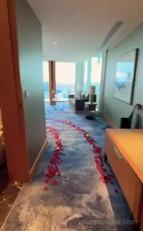 Iconic King Room with City View view picture #3