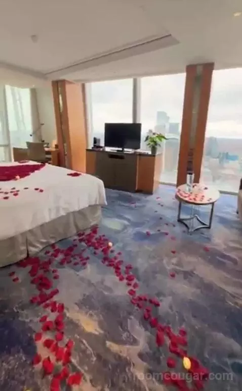 Iconic King Room with City View bed picture #1