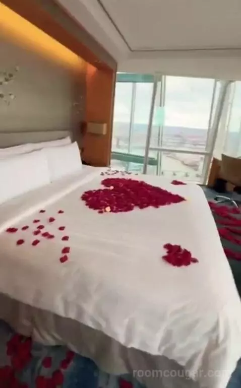 Iconic King Room with City View bed picture #2