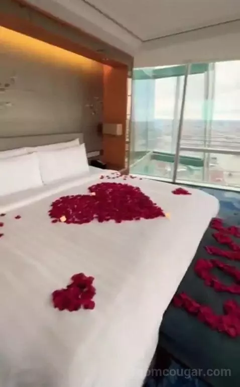 Iconic King Room with City View bed picture #3