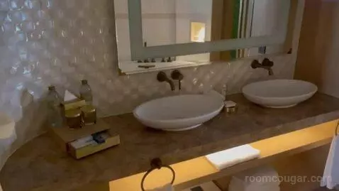 One Bedroom Ocean View Suite with Private Terrace - Includes Daily Breakfast & Afternoon Tea, Evening Drinks & Canapes, Club Lo bathroom picture #5