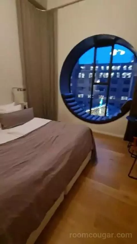 Deluxe Double Room with Round Window bed picture #1