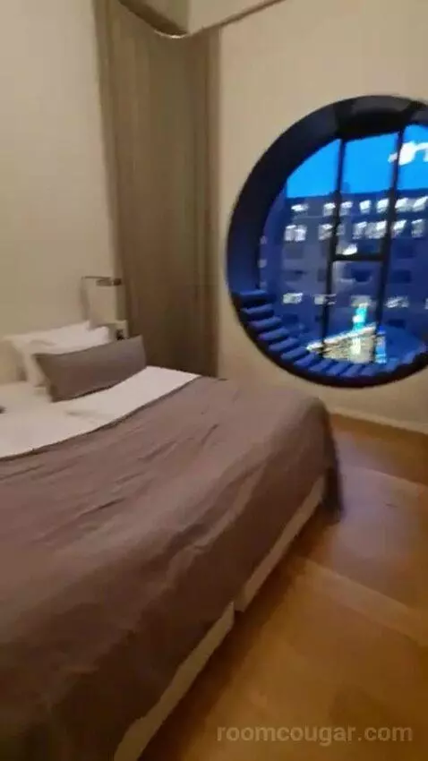Deluxe Double Room with Round Window bed picture #2