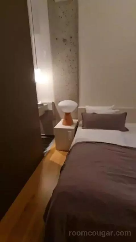 Deluxe Double Room with Round Window bed picture #6