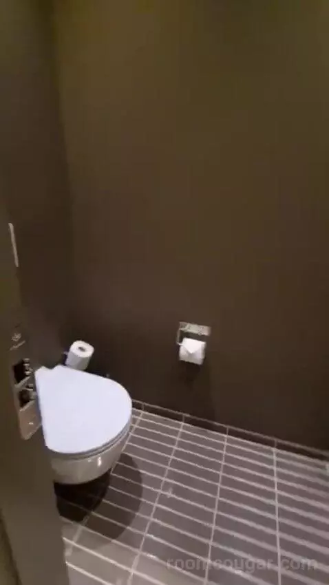 Deluxe Double Room with Round Window bathroom picture #1
