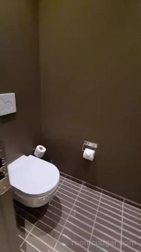 Deluxe Double Room with Round Window bathroom picture #2