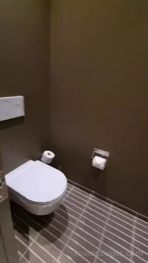 Deluxe Double Room with Round Window bathroom picture #3