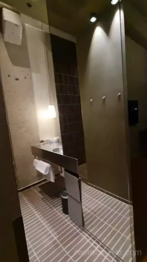 Deluxe Double Room with Round Window bathroom picture #9