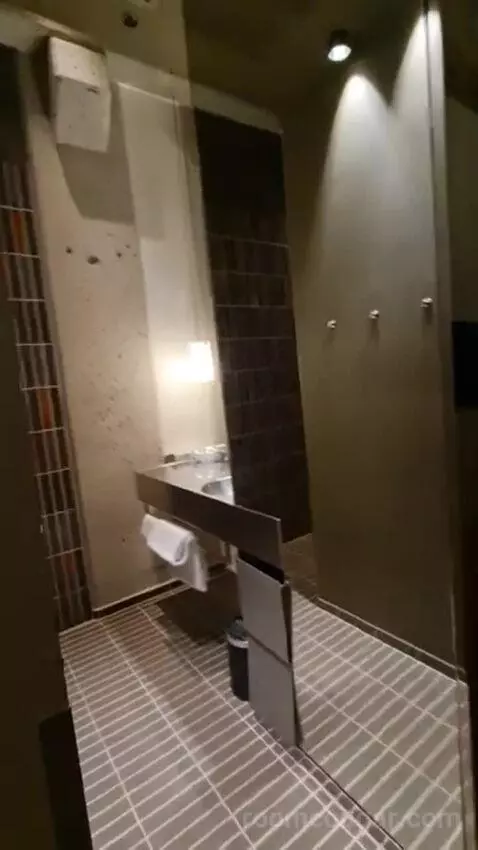 Deluxe Double Room with Round Window bathroom picture #10