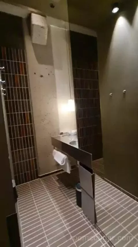Deluxe Double Room with Round Window bathroom picture #11